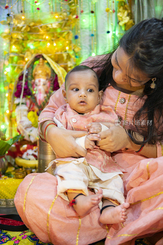 印度年轻女子庆祝ganesh chaturthi节日与她的侄子